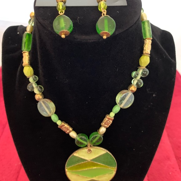 Green & gold Necklace and Earrings 💚💛 - Picture 1 of 4